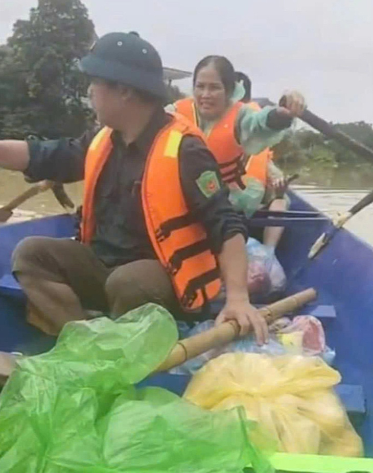 Bà con chùa Hương chèo đò, đẩy đò thâu đêm gửi yêu thương đến người dân vùng lũ - Ảnh 5.