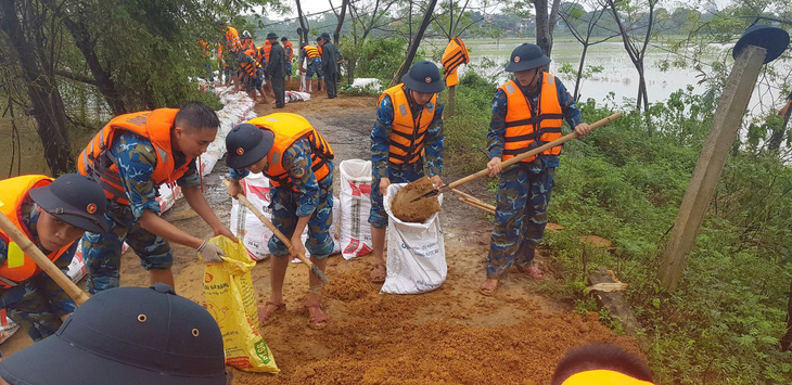 Sông Hồng dâng 10cm nước mỗi giờ, Chủ tịch Hà Nội yêu cầu tính toán phương án lũ đạt mức báo động 3 - Ảnh 3.