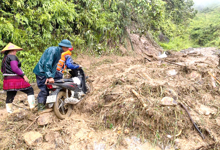 Thầy trò, phụ huynh tất bật dọn dẹp trường lớp sau bão