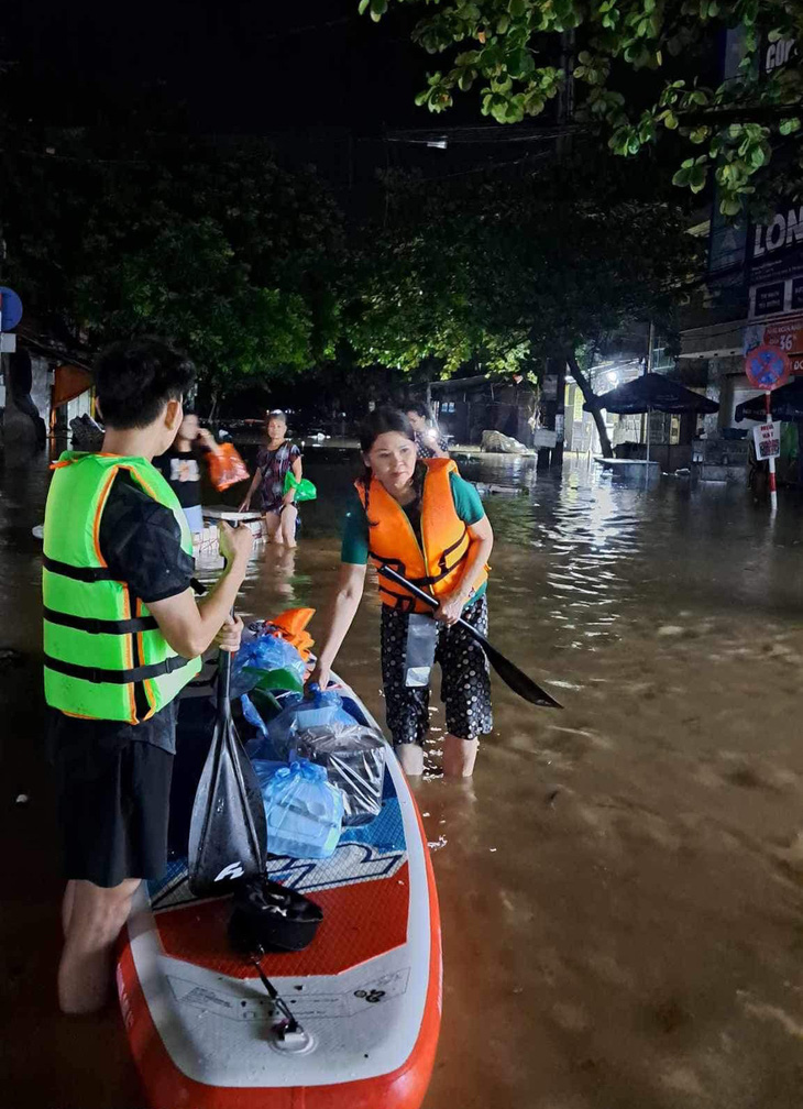 Hai vợ chồng U60 tại Thái Nguyên chèo SUP cả ngày lẫn tối mang cơm hộp và hỗ trợ đưa người ra ngoài - Ảnh 1.