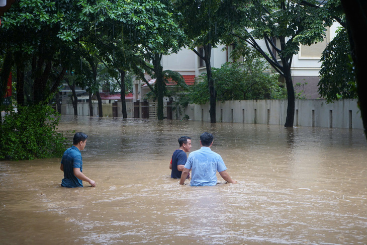 Lũ trên sông Hồng đoạn qua Lào Cai rút gần 2m - Ảnh 1.