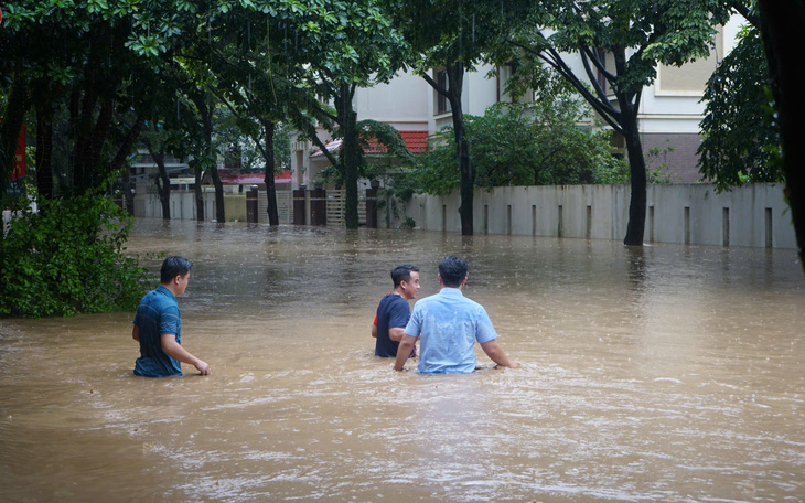 Miền Trung nhớ mãi ký ức 'một miếng khi đói' mà thương bà con gặp bão số 3 - Ảnh 4.