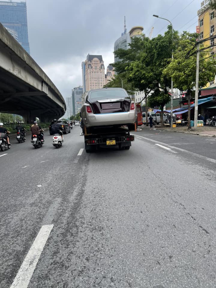 Loạt xe sang, siêu xe 'chạy ngập', theo thang máy lên tầng cao - Ảnh 8.