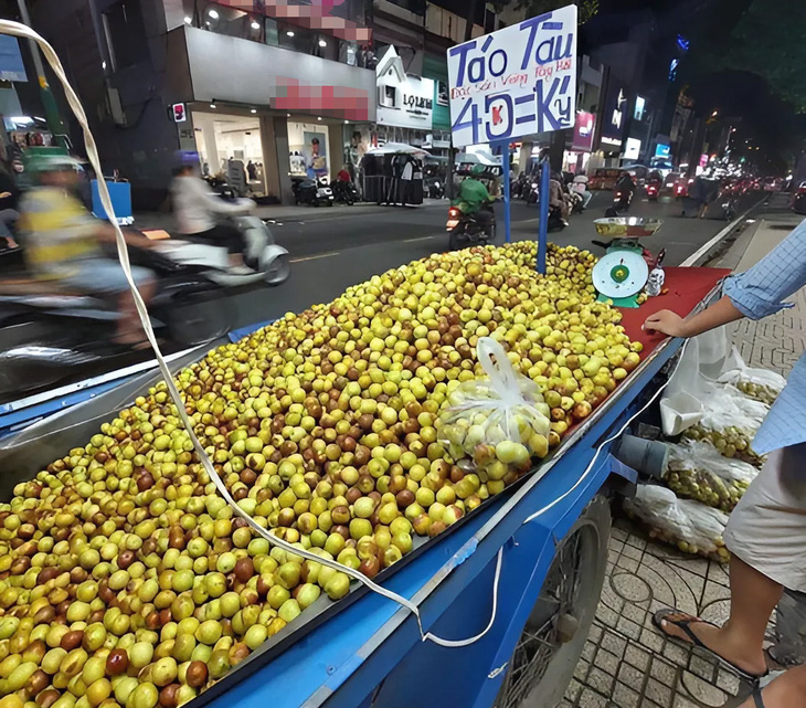 Người hay mua hàng rong mới thấy điểm bất thường trong ảnh - Ảnh 1.