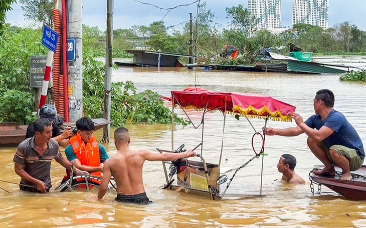 Lũ sông Hồng lên rất nhanh, nhà tối om vì cắt điện, dân quận Hoàn Kiếm ôm chiếu sơ tán trong đêm - Ảnh 10.