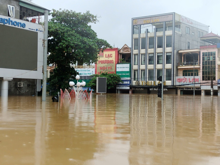 Thành phố Yên Bái vẫn chìm trong biển nước, gần 8.000 ngôi nhà bị ngập