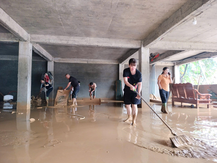 Thành phố Yên Bái vẫn chìm trong biển nước, gần 8.000 ngôi nhà bị ngập úng - Ảnh 10.