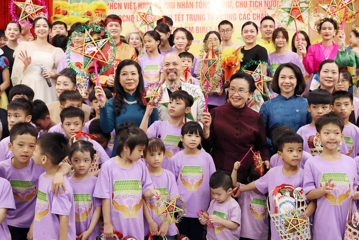 Hai phu nhân Tổng Bí thư, Chủ tịch nước Việt Nam, Lào thăm trẻ em có hoàn cảnh đặc biệt - Ảnh 1.