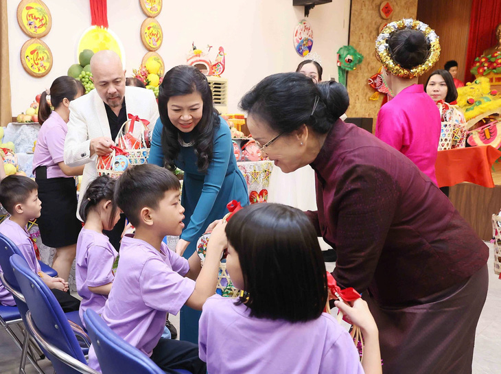 Hai phu nhân Tổng bí thư, Chủ tịch nước Việt Nam, Lào thăm trẻ em có hoàn cảnh đặc biệt - Ảnh 2.