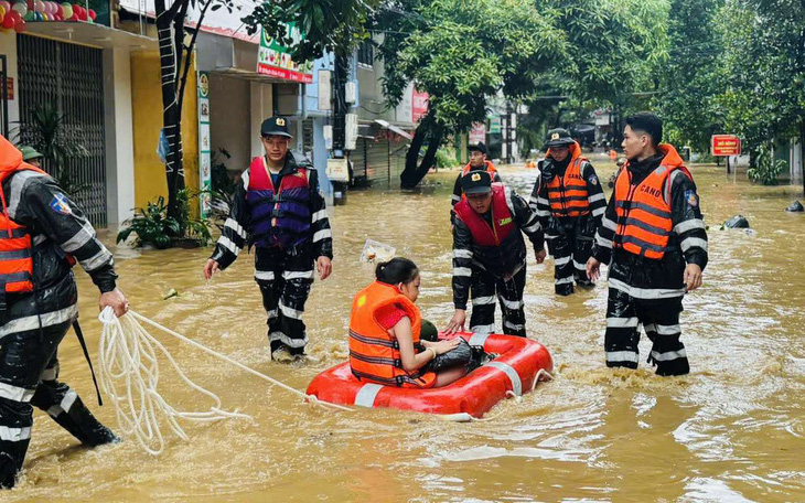 Lũ trên sông Hồng tại Hà Nội đã vượt báo động 2 nhưng không thể gây ngập nội thành - Ảnh 4.