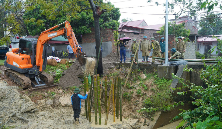 Hồ thủy điện Thác Bà đã ổn hơn, nhưng vẫn không chủ quan - Ảnh 4.