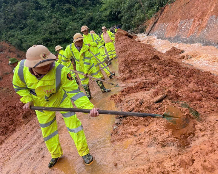 3 ô tô bị vùi lấp và lũ cuốn ở Cao Bằng, đã tìm thấy 15 thi thể, còn khoảng 15 người mất tích  - Ảnh 2.