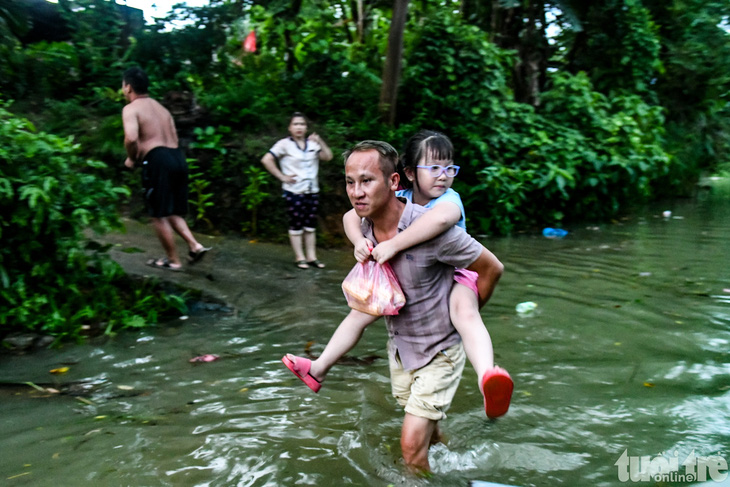 Người dân ở hồ thủy điện Thác Bà trở về nhà vì tình hình tạm ổn