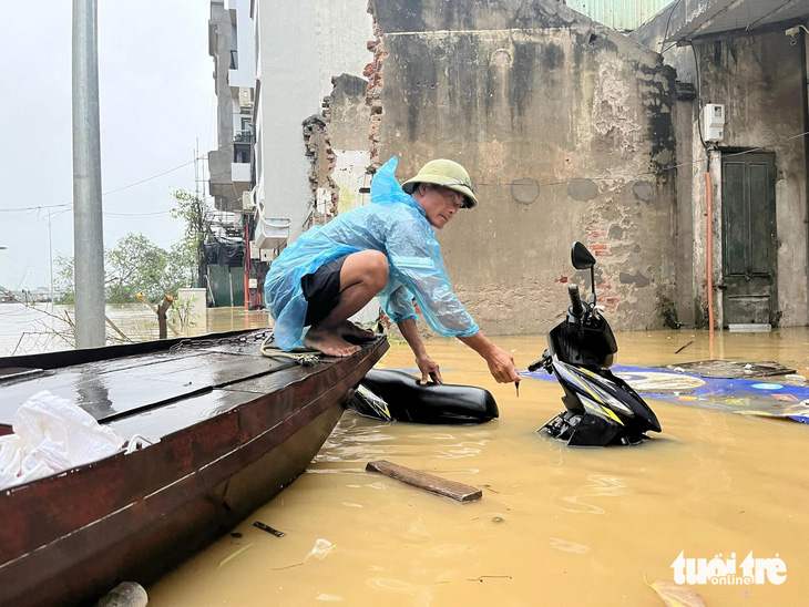 Hà Nội lệnh báo động 2 trên sông Hồng, trời đang mưa to gây nguy cơ ngập trong nội thành - Ảnh 1.