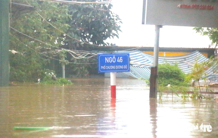 Lũ sông Hồng lên cao, dân Hà Nội đi xuồng, vịt bơi ngoài đường - Ảnh 3.