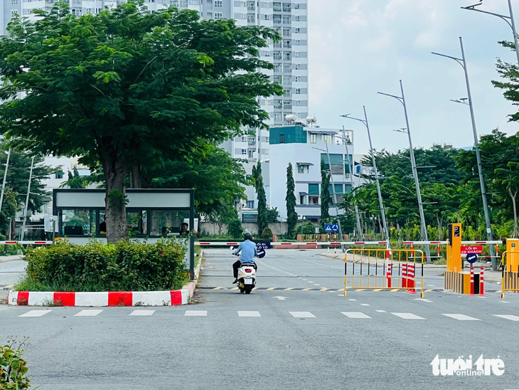 Người dân không được qua lại đường nội bộ Khu y tế kỹ thuật cao, doanh nghiệp nói gì? - Ảnh 2.