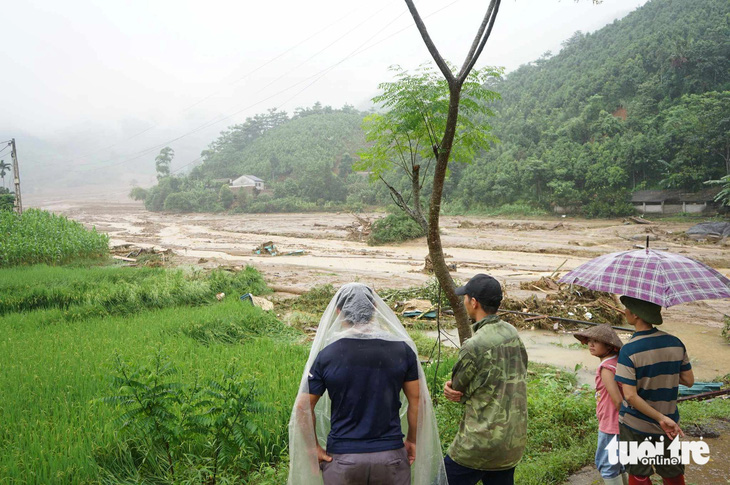 Ám ảnh trước cảnh cả bản Làng Nủ bị lũ quét vùi lấp, đã tìm thấy 25 thi thể - Ảnh 3.