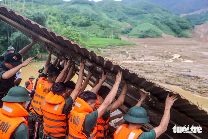 Khoảng 500 người đang tìm kiếm nạn nhân vụ lũ quét vùi lấp bản Làng Nủ, đã thấy 30 thi thể - Ảnh 1.