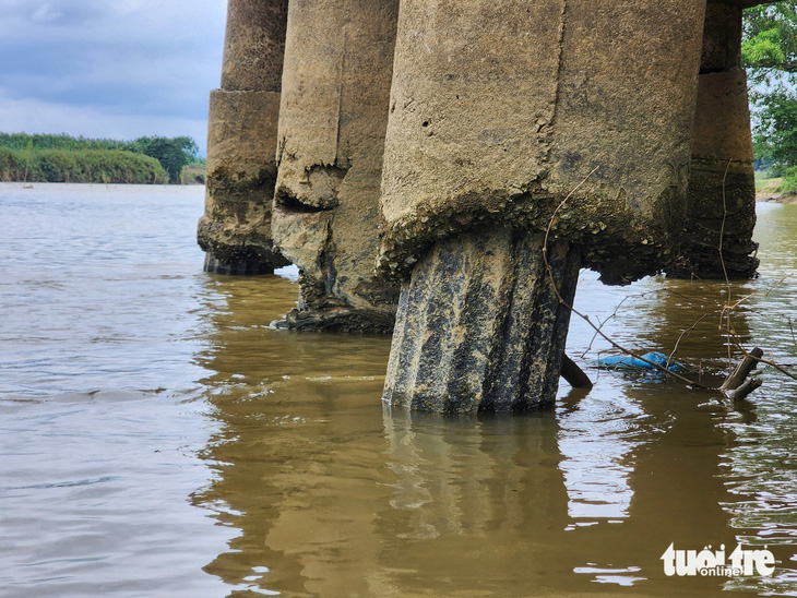 Trụ cầu Trà Khúc 1 trơ sắt, người dân yêu cầu đánh giá an toàn trước mùa mưa lũ - Ảnh 2.