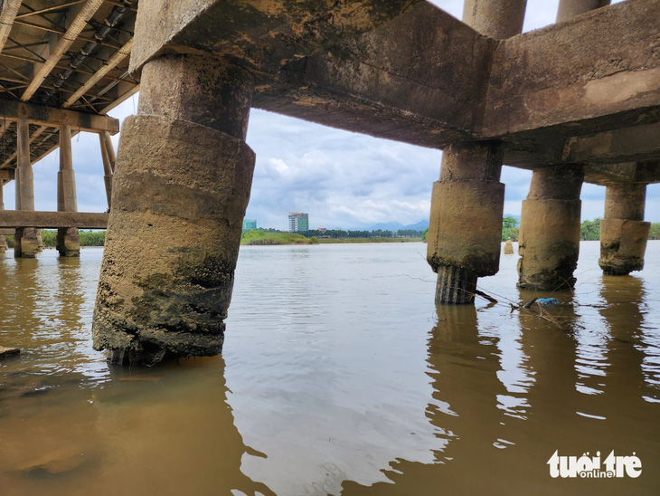 Trụ cầu Trà Khúc 1 trơ sắt, người dân yêu cầu đánh giá an toàn trước mùa mưa lũ - Ảnh 8.