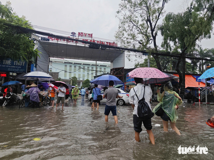 Mưa lũ, Bệnh viện K tăng thêm giường, miễn phí lưu trú cho bệnh nhân - Ảnh 3.