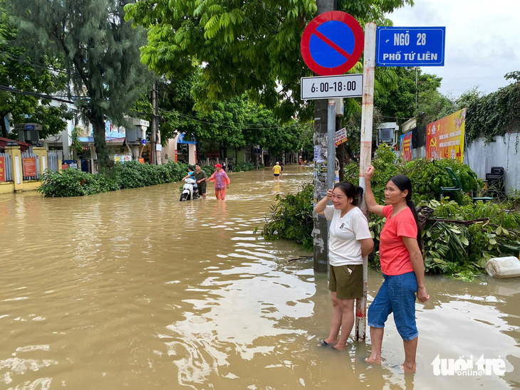 Người dân Phúc Tân chèo thuyền, lội nước ngang bụng chạy lũ - Ảnh 15.