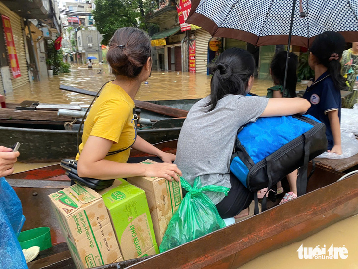 Người dân Phúc Tân chèo thuyền, lội nước ngang bụng chạy lũ - Ảnh 2.