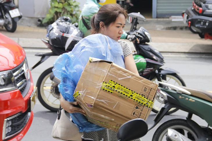 Thân thương hình ảnh người dân TP.HCM gửi gói mỳ, chiếc bánh trung thu cho đồng bào miền Bắc  - Ảnh 6.