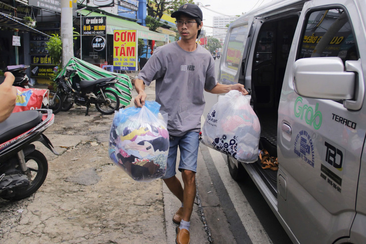 Thân thương hình ảnh người dân TP.HCM gửi gói mỳ, chiếc bánh trung thu cho đồng bào miền Bắc  - Ảnh 7.