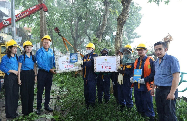 Bà con Tây Nguyên gửi ngàn cái ôm và nhu yếu phẩm tới đồng bào miền Bắc - Ảnh 7.