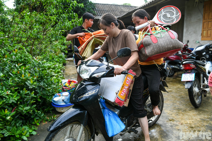 Người dân ở hồ thủy điện Thác Bà trở về nhà vì tình hình tạm ổn