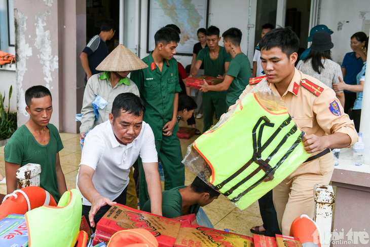 Người dân ở hồ thủy điện Thác Bà trở về nhà vì tình hình tạm ổn