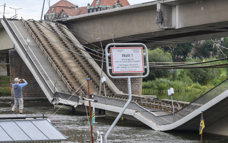 Sập cầu ở thành phố Dresden, miền đông nước Đức - Ảnh 1.