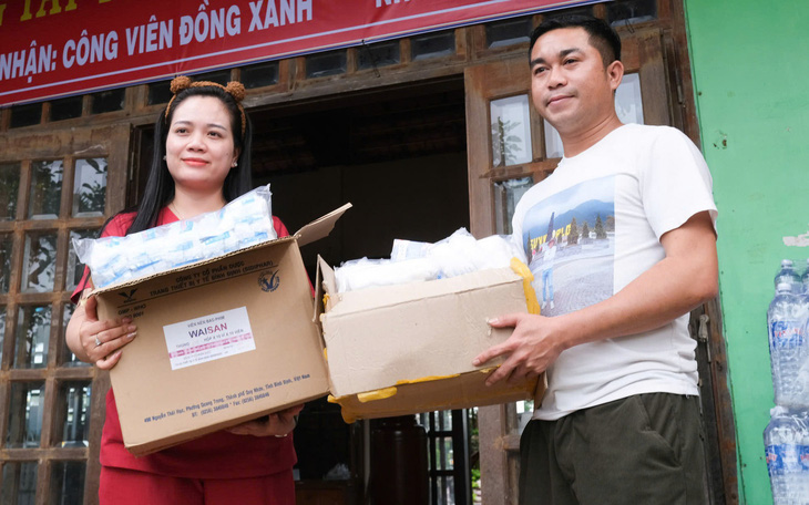 Bạn đọc tại Quy Nhơn gom yêu thương nhờ báo Tuổi Trẻ gửi đến đồng bào bão lũ miền Bắc - Ảnh 4.