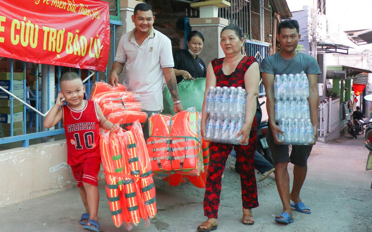 Bán bánh Trung Thu gây quỹ cho người dân vùng lũ - Ảnh 10.