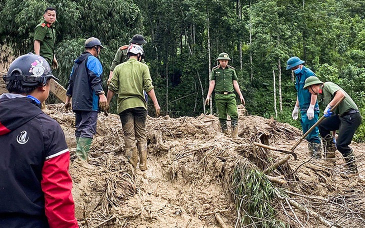 Sạt lở đất ở Yên Bái, nghi đôi vợ chồng mắc kẹt - Ảnh 3.