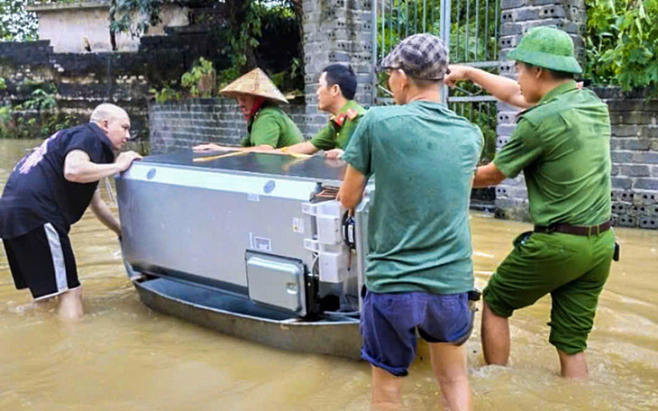 Lào Cai: Tạm đình chỉ công tác 2 chủ tịch xã vì né tránh trong phòng chống bão lũ - Ảnh 2.