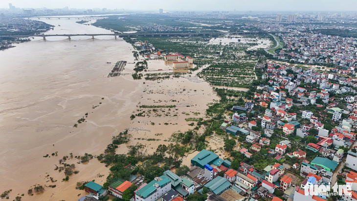 Người làng gốm Bát Tràng dùng thuyền đi lại trong nước lũ