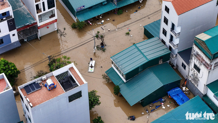 Người làng gốm Bát Tràng dùng thuyền đi lại trong nước lũ