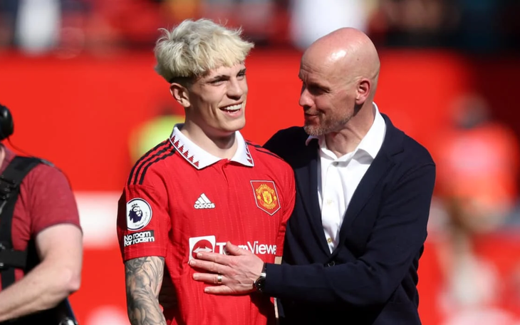 HLV Ten Hag của Man Utd gây sốt với kỹ năng chơi bóng điêu luyện - Ảnh 4.