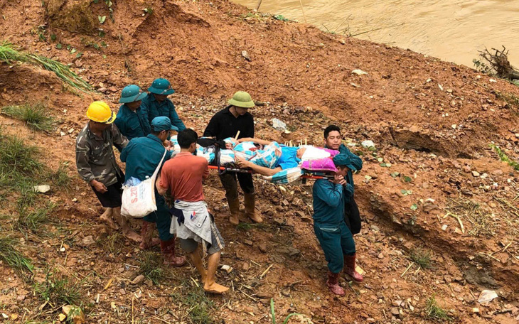 Tay không bới bùn tìm đồng bào bị vùi lấp ở Nậm Lúc, Lào Cai - Ảnh 3.