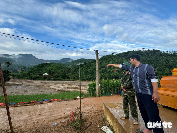 Quân khu 2 và người dân Lào Cai tiếp tục tìm kiếm nạn nhân mất tích ở Làng Nủ - Ảnh 5.