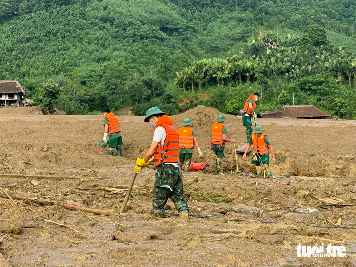 Vụ lũ quét ở Làng Nủ, Lào Cai: tìm thấy thêm 9 thi thể, còn 51 người mất tích - Ảnh 14.