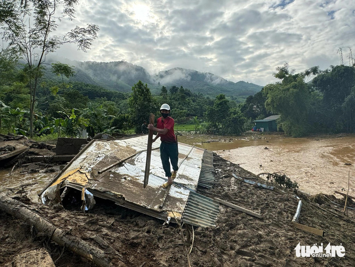 Tung tin giả trong bão lớn lũ dữ là tội ác! - Ảnh 1.