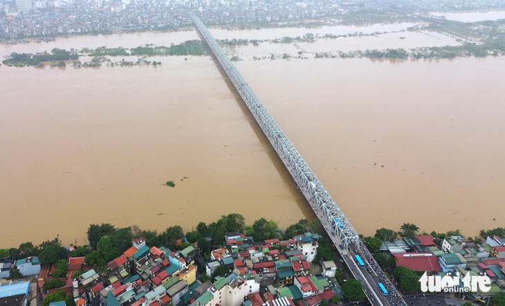 Hiện trạng những cây cầu lớn tại Hà Nội khi lũ trên sông Hồng đạt đỉnh và rút chậm - Ảnh 6.