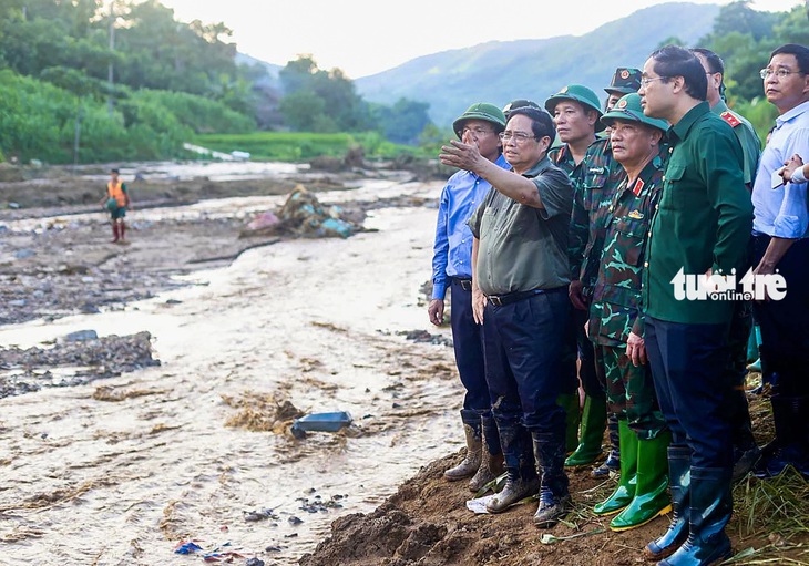 Thủ tướng tới Làng Nủ - nơi xảy ra trận lũ quét đau thương - Ảnh 3.