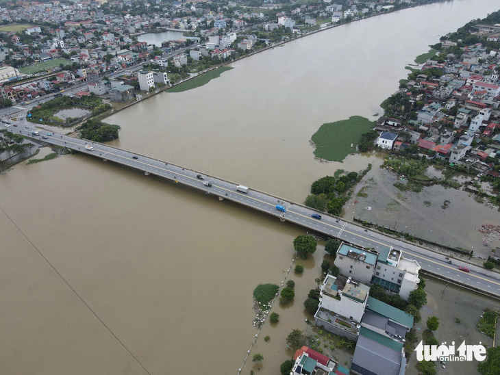 Hà Nam, Ninh Bình di dời hàng ngàn hộ dân do nước lũ dâng cao - Ảnh 2.