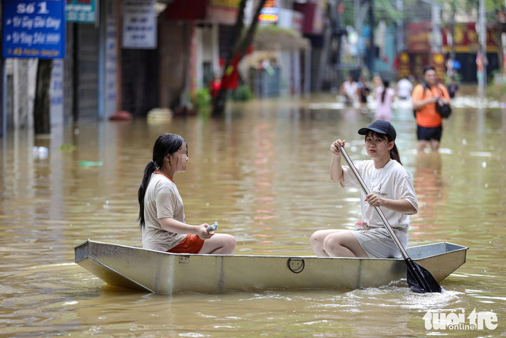 Người làng gốm Bát Tràng dùng thuyền đi lại trong nước lũ