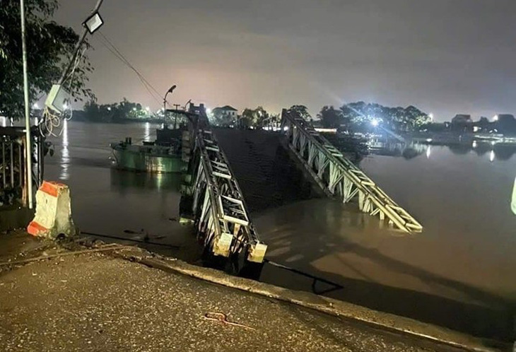 Lũ lớn làm hỏng cầu phao Ninh Cường, người dân phải đi đường vòng - Ảnh 1.