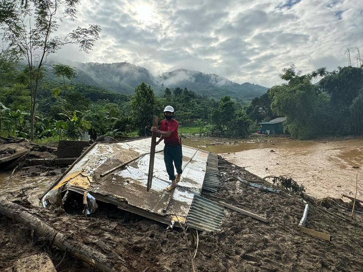 Vụ lũ quét ở Làng Nủ, Lào Cai: tìm thấy thêm 2 thi thể - Ảnh 8.